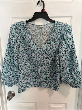 V-Neck Puff Sleeve Floral Blouse in Green and Purple